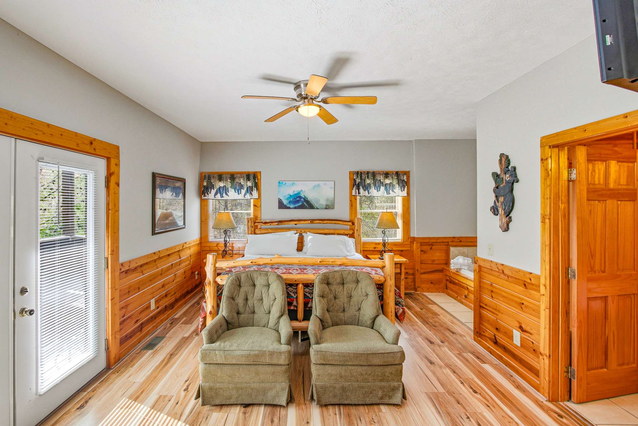 570 Country Oaks Living Space